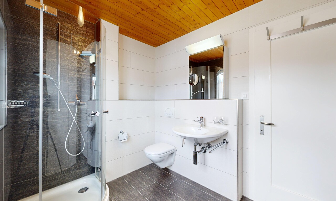 bad mit tile wall, fliesenwand, komplettes badezimmer, inside property, und spiegel