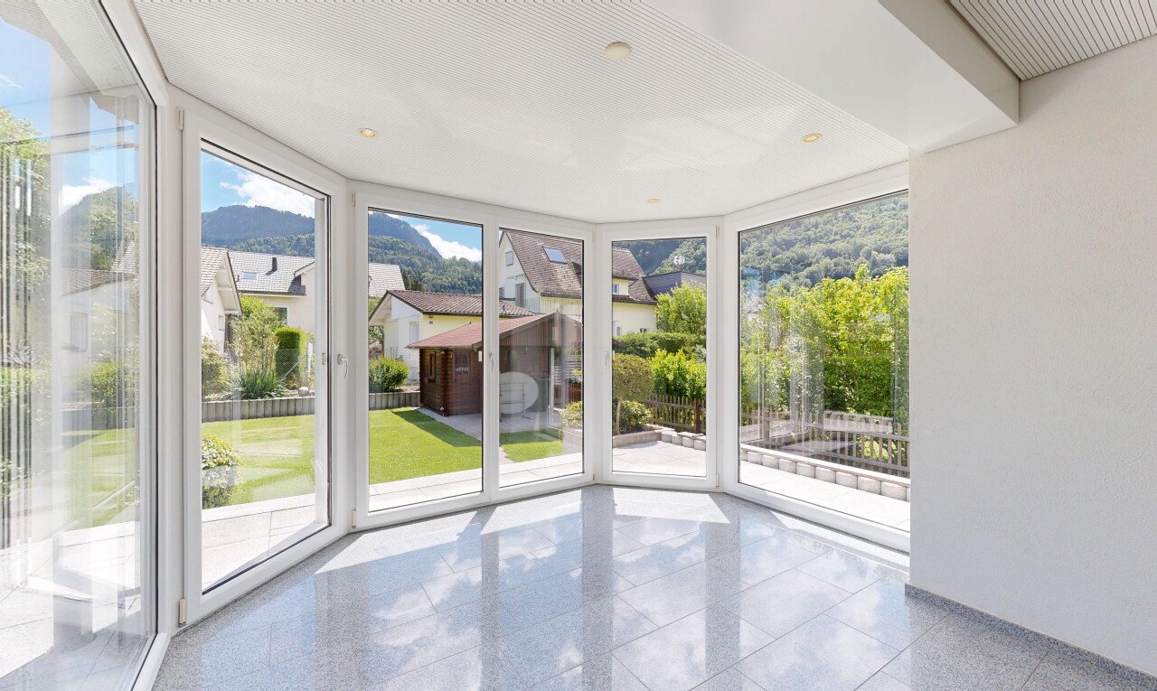 leerer raum mit natural light, natürliches licht, day time, inside property, und floor ceiling windows