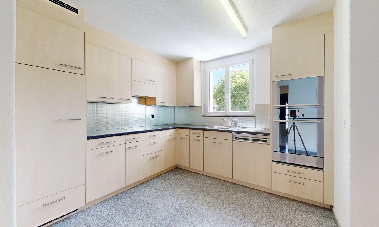 küche mit ofen, light floor, dark countertops, arbeitsplatten, und küchenrückwand beim Herd