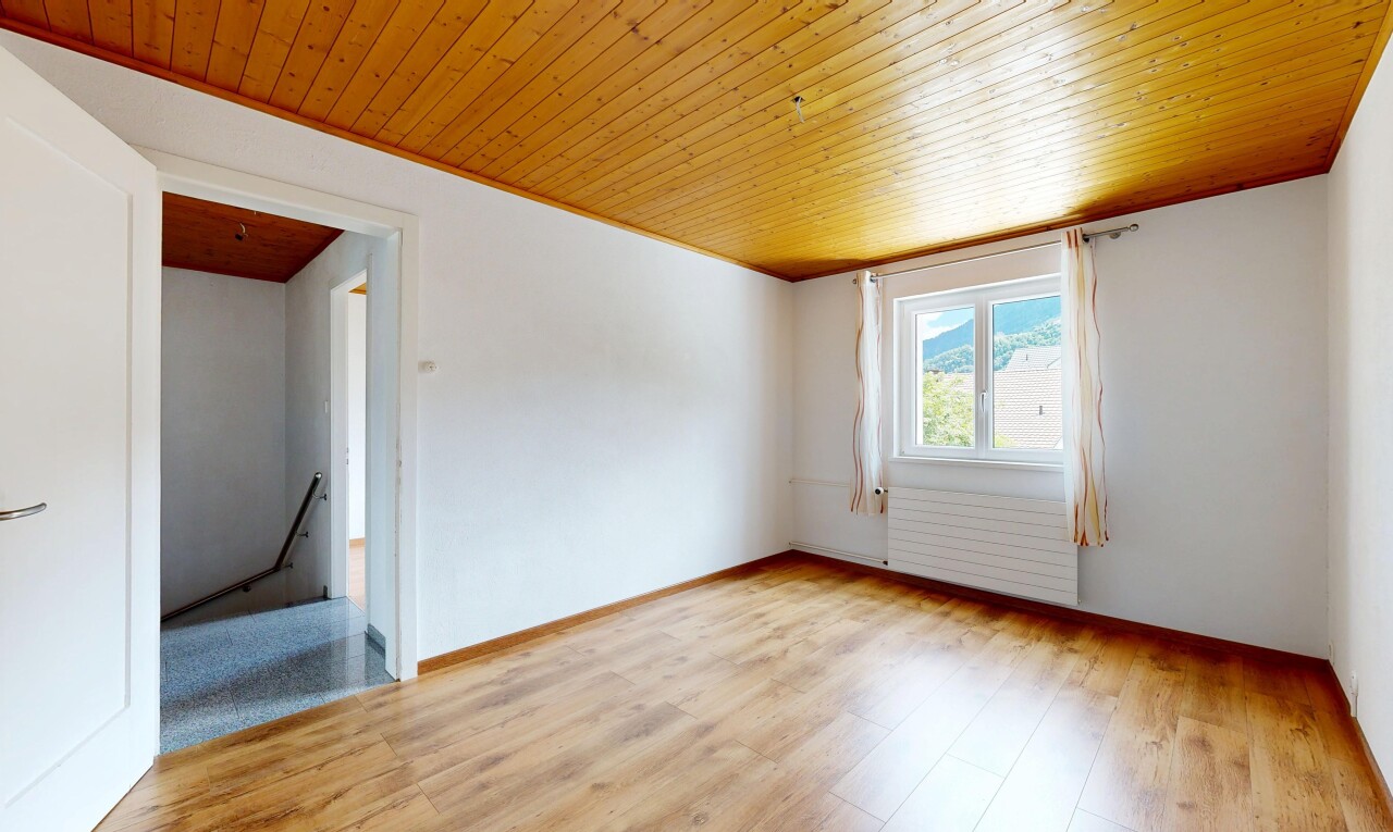 leerer raum mit natural light, natürliches licht, inside property, wood finish floor, und holzfußboden
