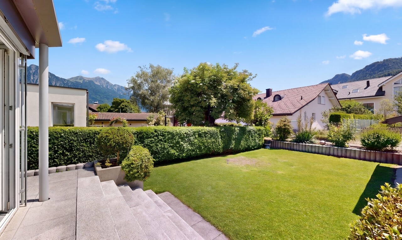 garten mit blick auf die berge, mountain view, from property, rasen, und day time