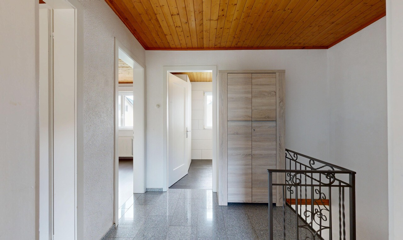 halle / korridor mit natural light, natürliches licht, inside property, wood ceiling, und holzdecke