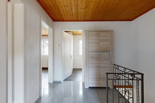 halle / korridor mit natural light, natürliches licht, inside property, wood ceiling, und holzdecke