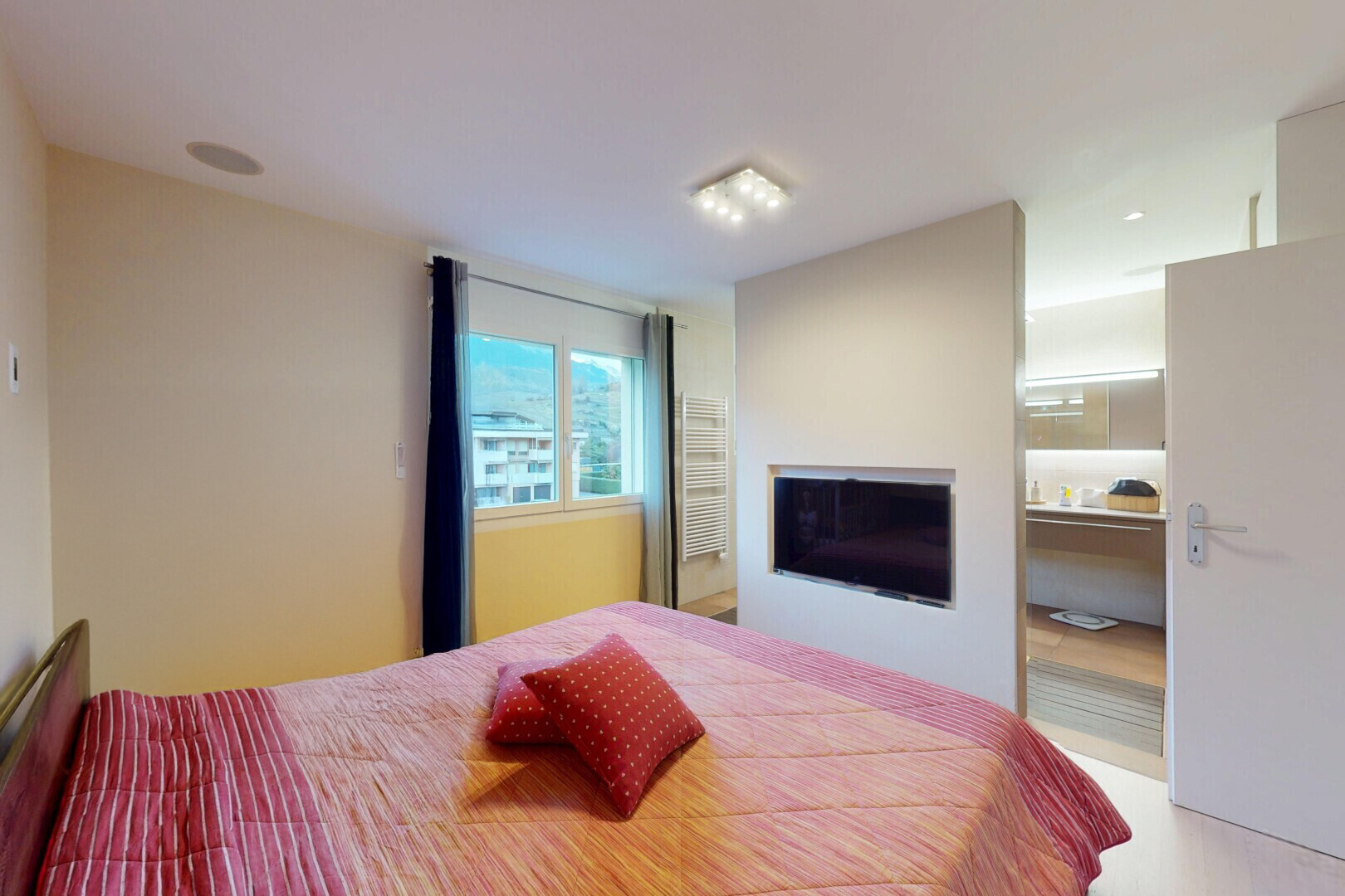 chambre avec lumière naturelle, télévision, et cloison sèche