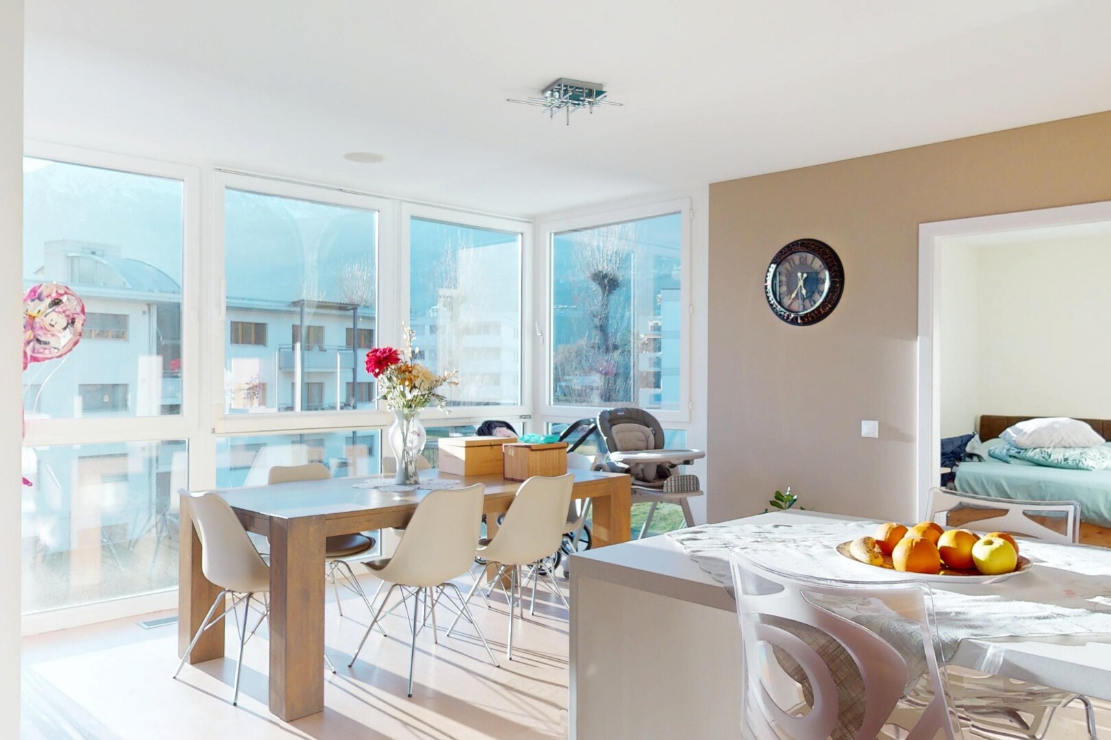 salle à manger avec lumière naturelle et cloison sèche