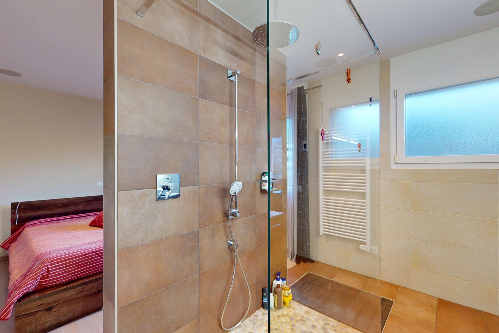 salle de bains avec radiateur, douche, chauffe-serviettes, salle de bain attenante, et salle de bain complète