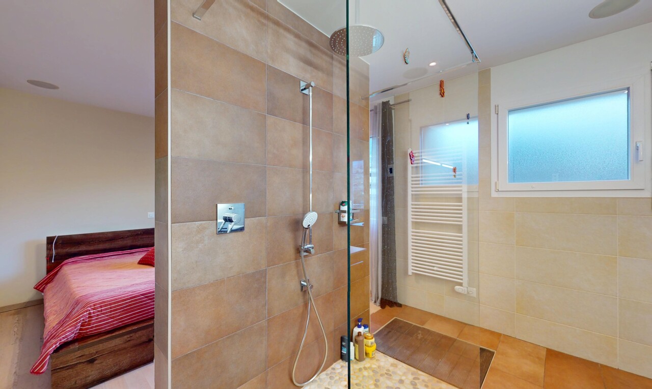 salle de bains avec radiateur, douche, chauffe-serviettes, salle de bain attenante, et salle de bain complète