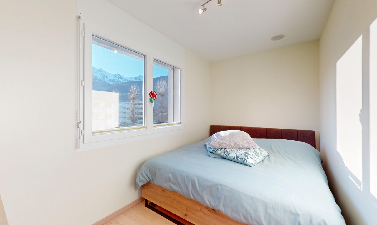chambre avec lumière naturelle, cloison sèche, et plinthes murales