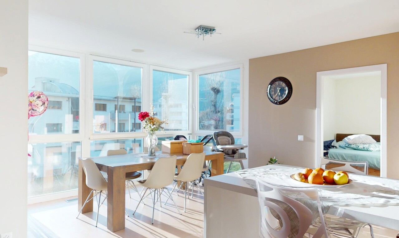 salle à manger avec lumière naturelle et cloison sèche