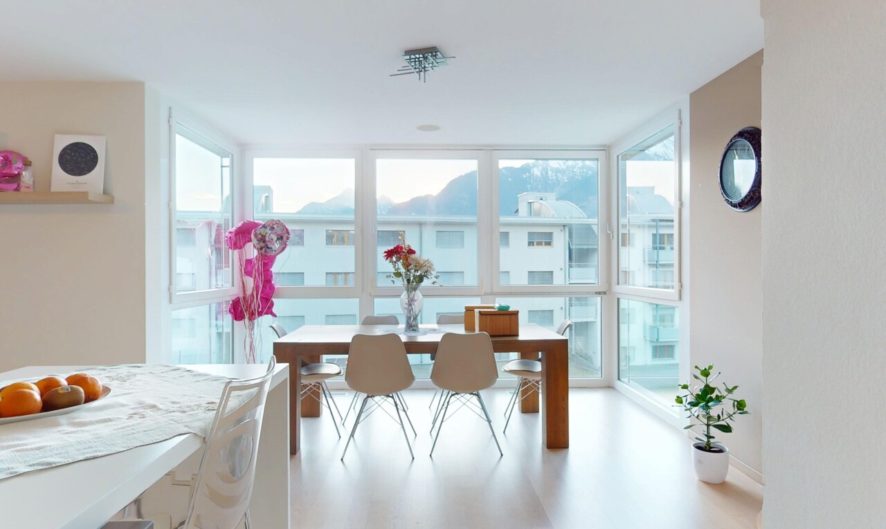 salle à manger avec lumière naturelle et cloison sèche