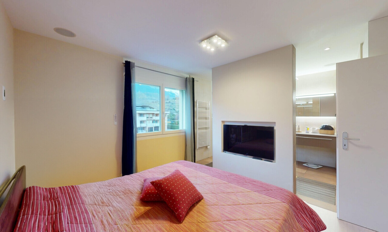 chambre avec lumière naturelle, télévision, et cloison sèche