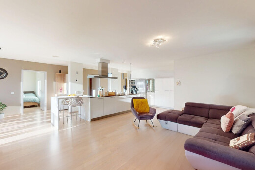 wohnzimmer mit gipskartonwand und holzfußboden