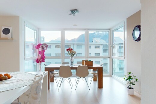 salle à manger avec lumière naturelle et cloison sèche