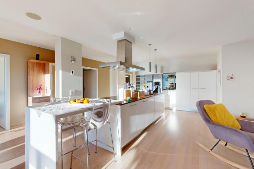 küche mit holzfußboden, gipskartonwand, schränke mit flachen paneelen, und dunstabzugshaube