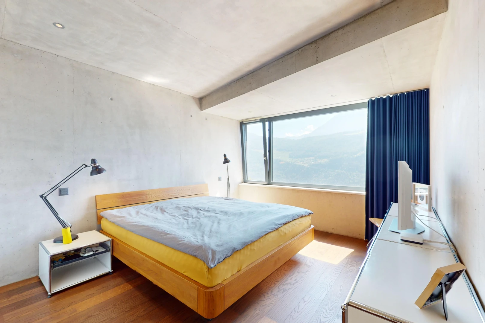 chambre avec télévision, plancher de bois, billard, et lumière naturelle
