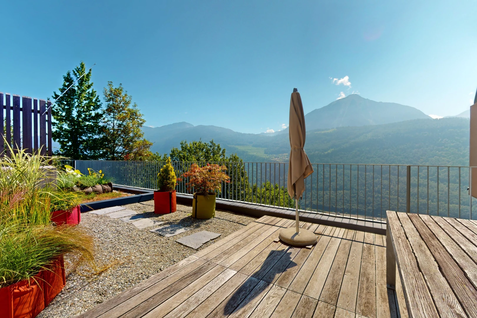 terrasse avec clôture, terrasse en bois, et vue sur la montagne