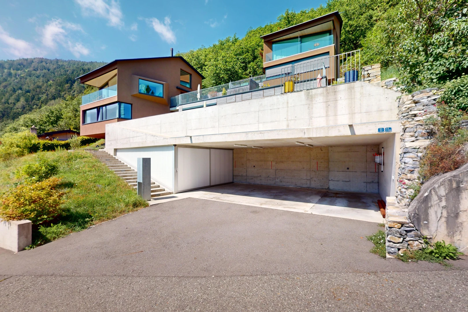 façade avec vue sur la forêt et abri de voiture