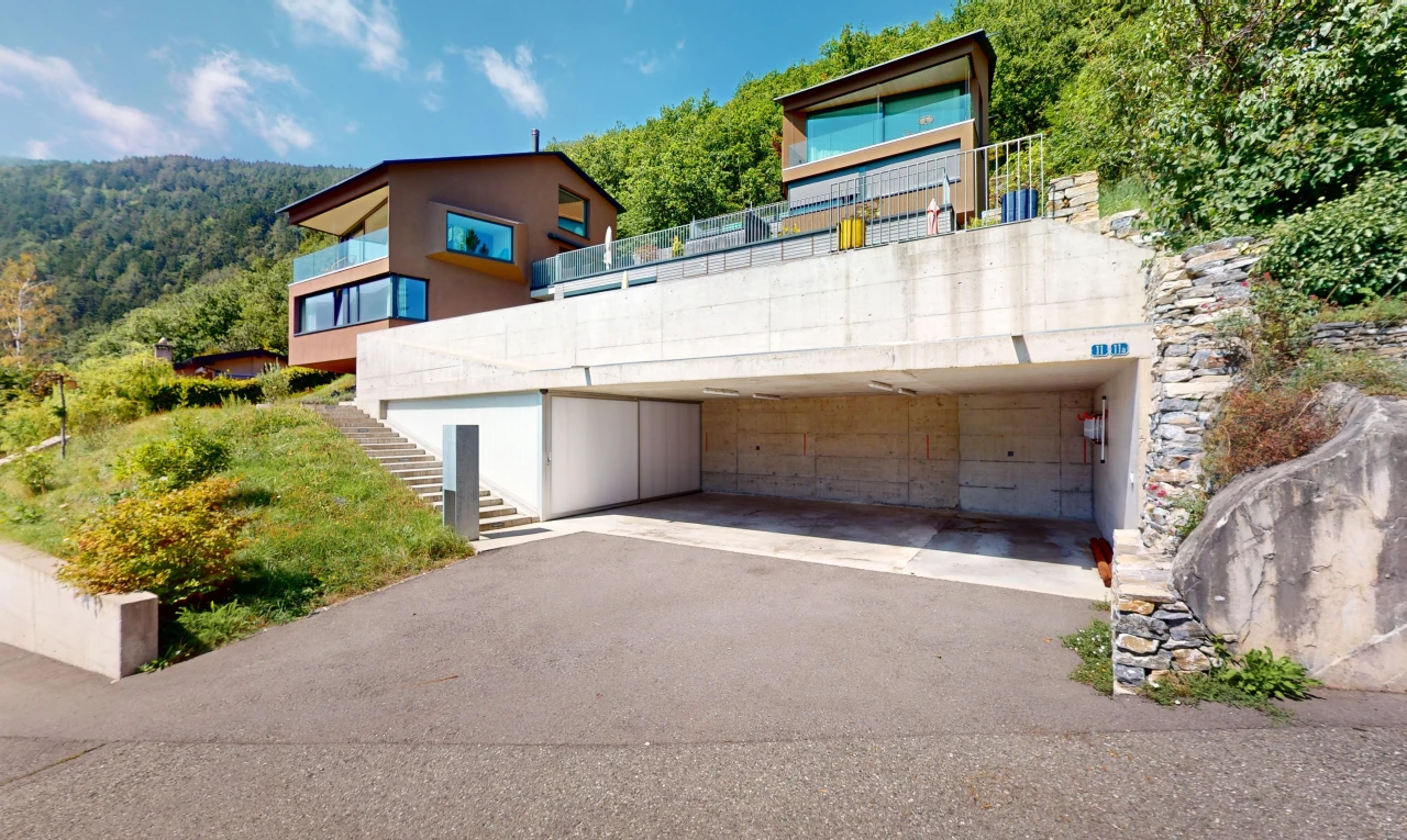 façade avec vue sur la forêt et abri de voiture