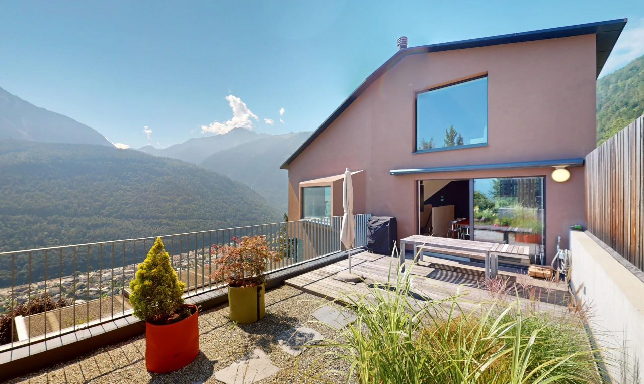 façade avec vue sur la montagne