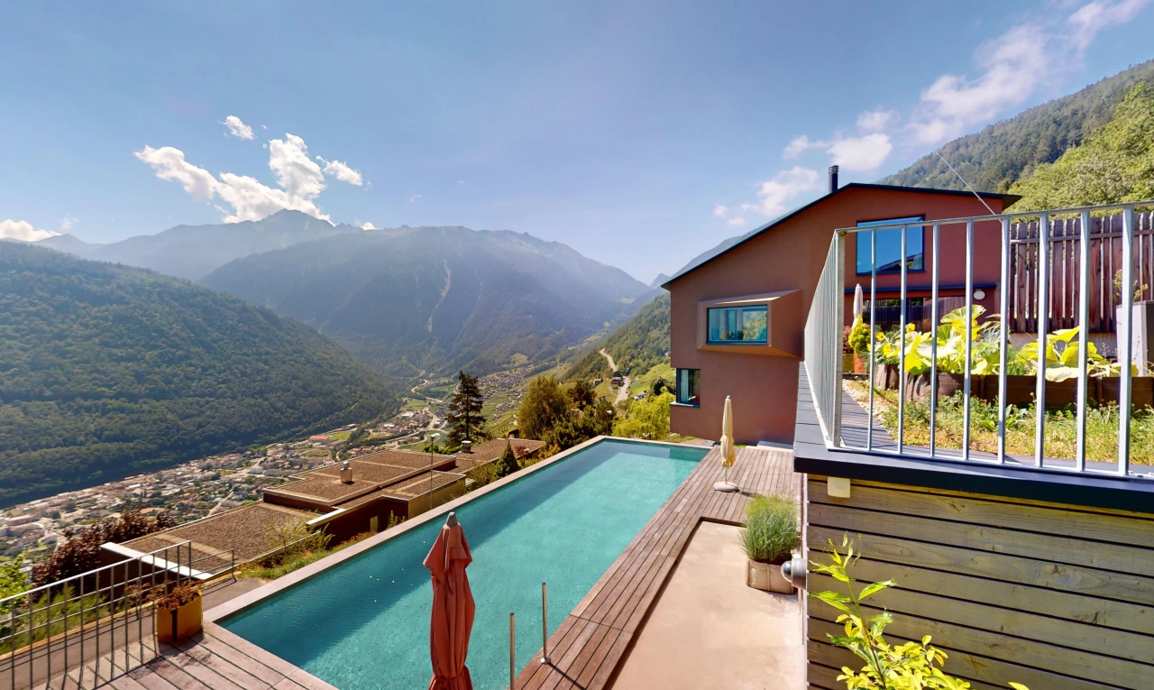 piscine avec vue sur la montagne