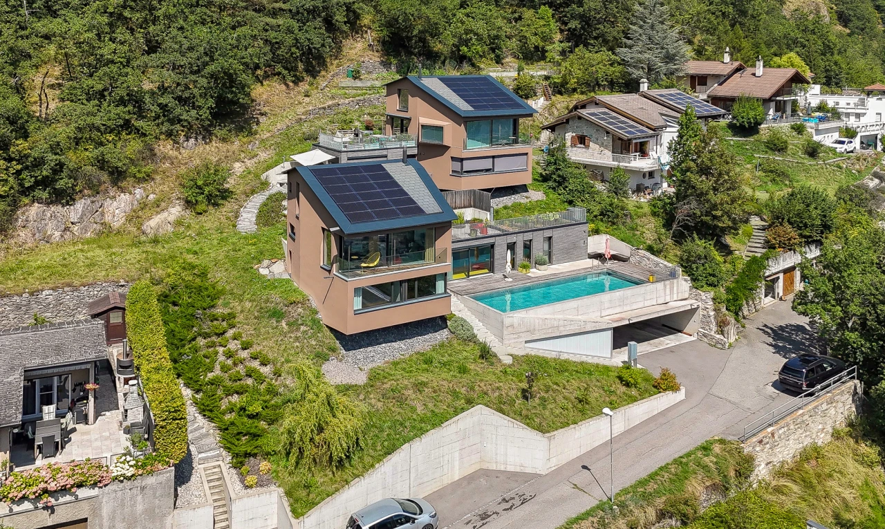 façade avec patio et piscine