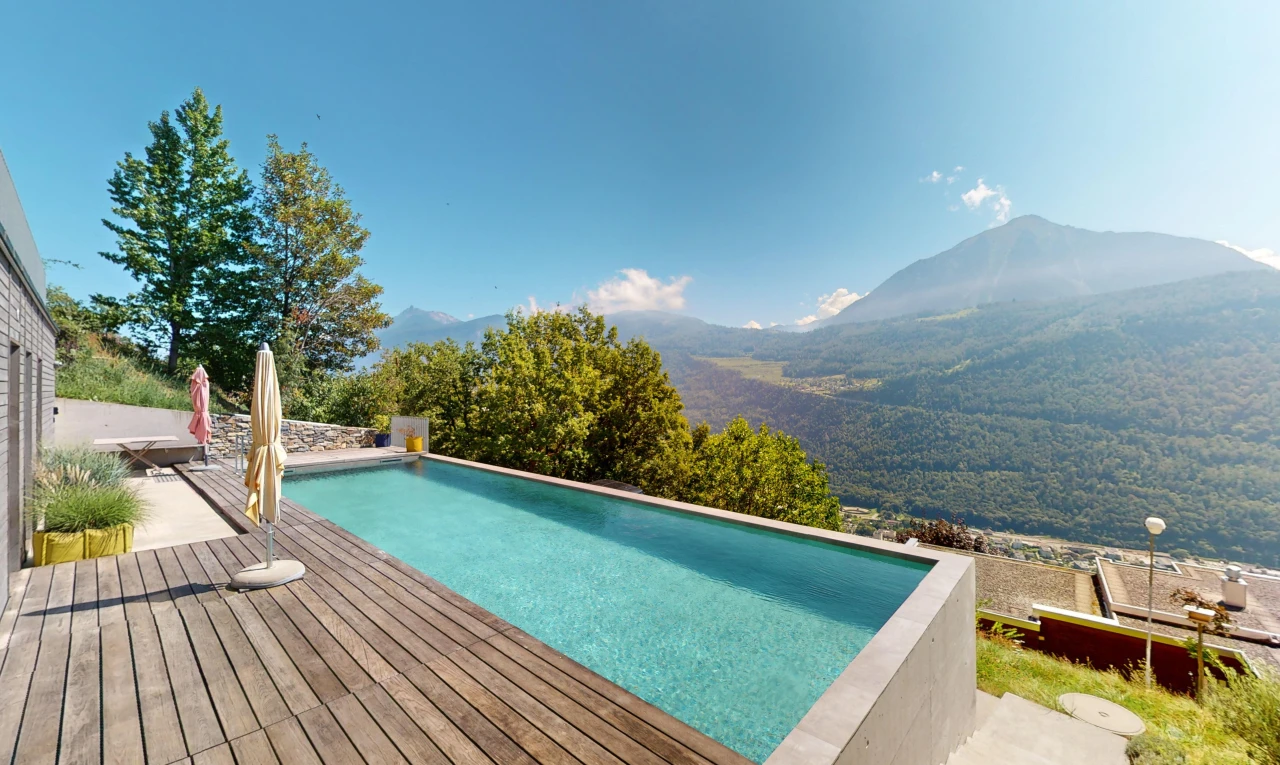 piscine avec piscine, terrasse en bois, et vue sur la montagne