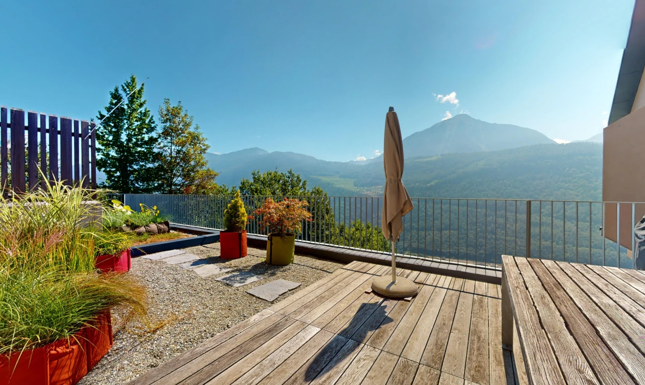 terrasse avec clôture, terrasse en bois, et vue sur la montagne