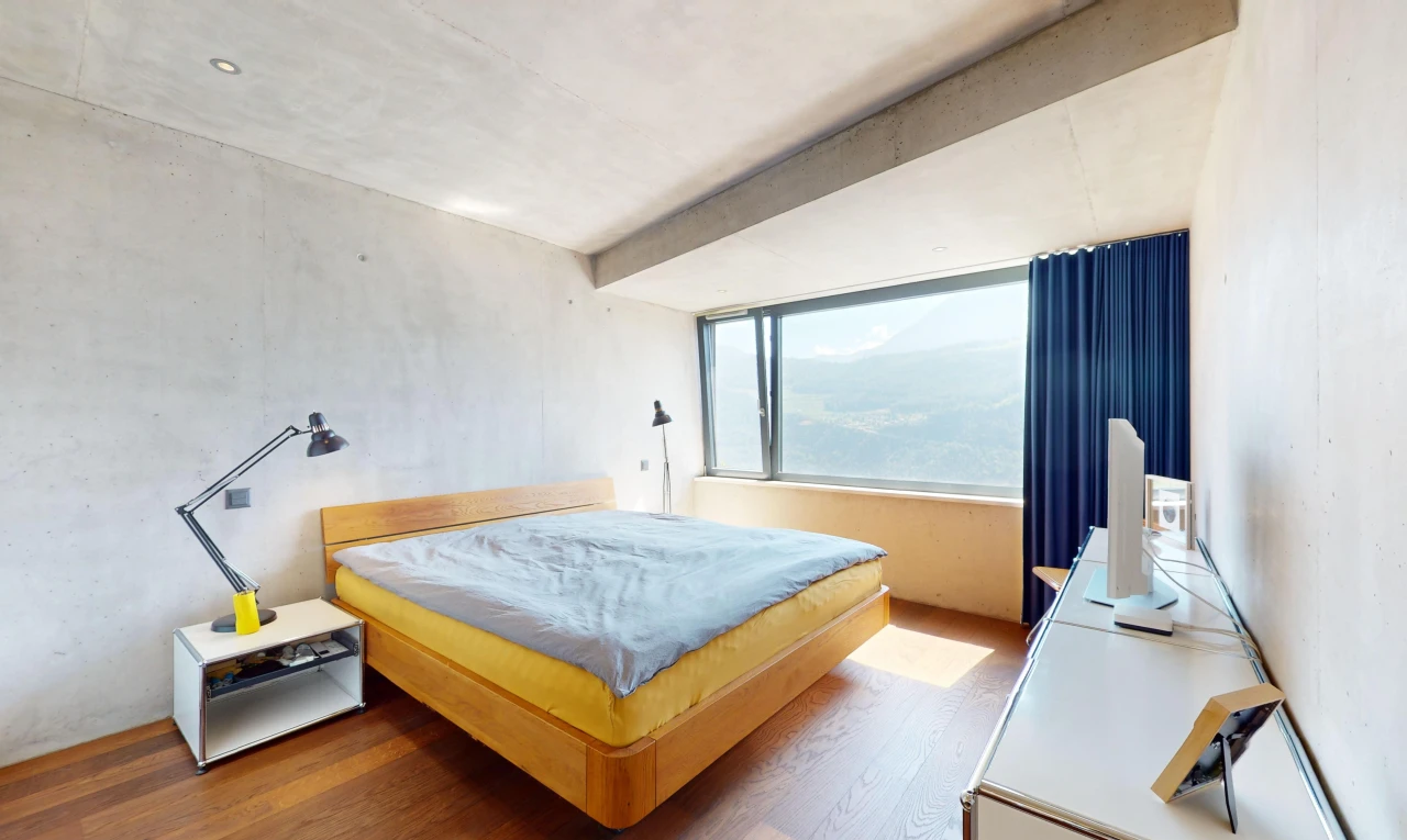 chambre avec télévision, plancher de bois, billard, et lumière naturelle