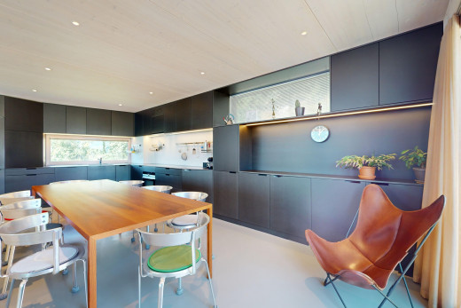 küche mit betonboden, einfüllstutzen, schränke mit flachen paneelen, und natürliches licht