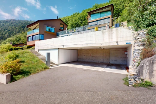 façade avec vue sur la forêt et abri de voiture
