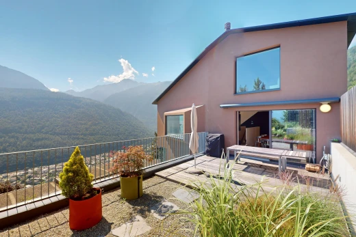 façade avec vue sur la montagne