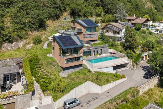 façade avec patio et piscine