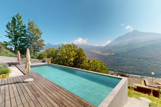 piscine avec piscine, terrasse en bois, et vue sur la montagne