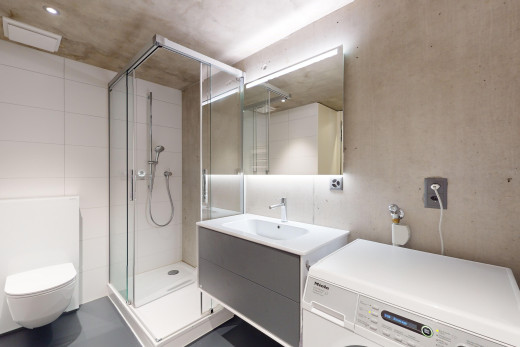 bad mit schminktisch, tumbler, dusche, und toilette