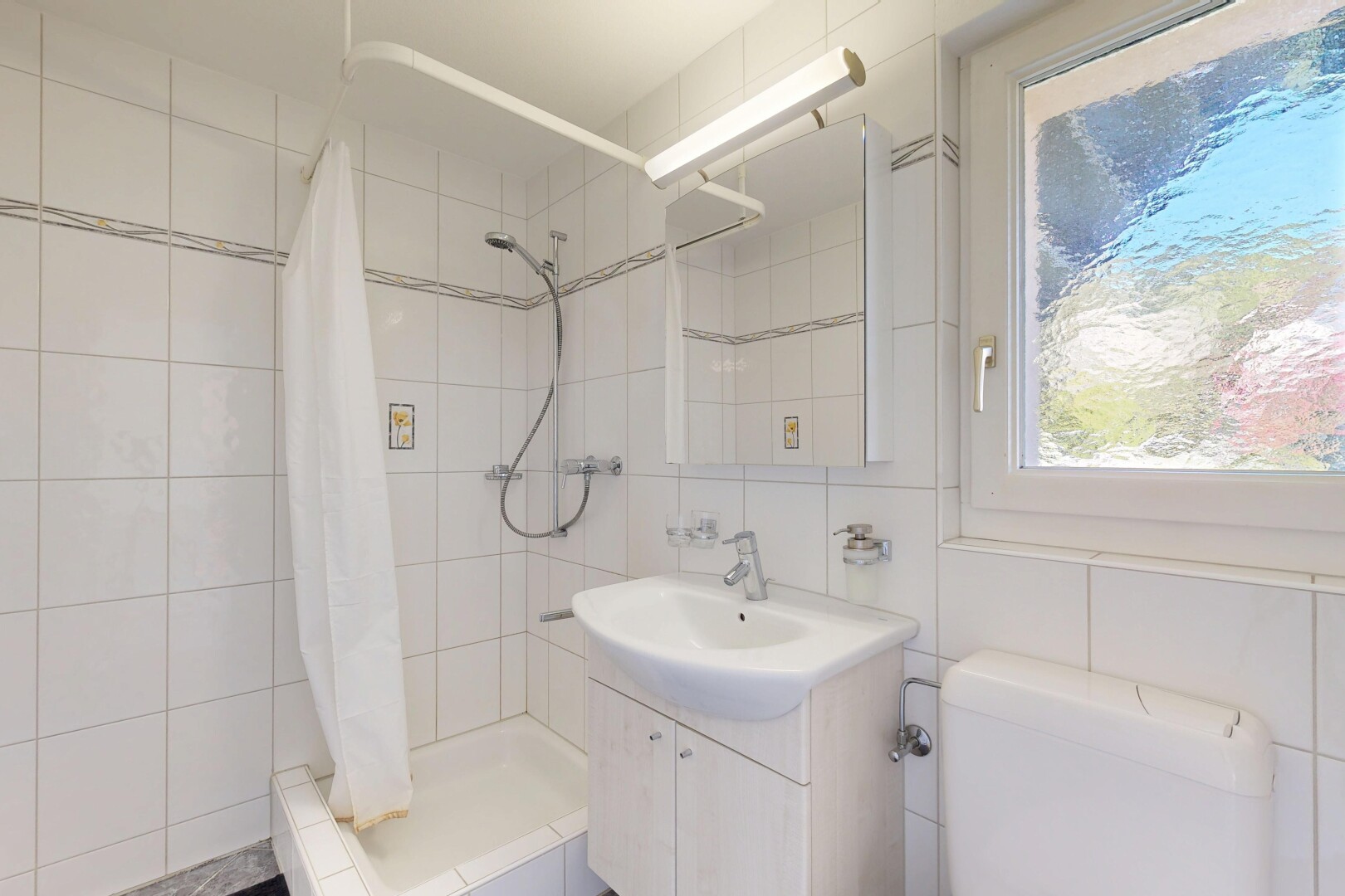 bad mit toilette, schminktisch, komplettes badezimmer, dusche, und inside property
