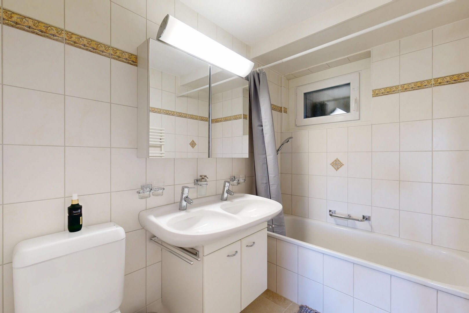 bad mit tile wall, fliesenwand, spiegel, toilette, und inside property