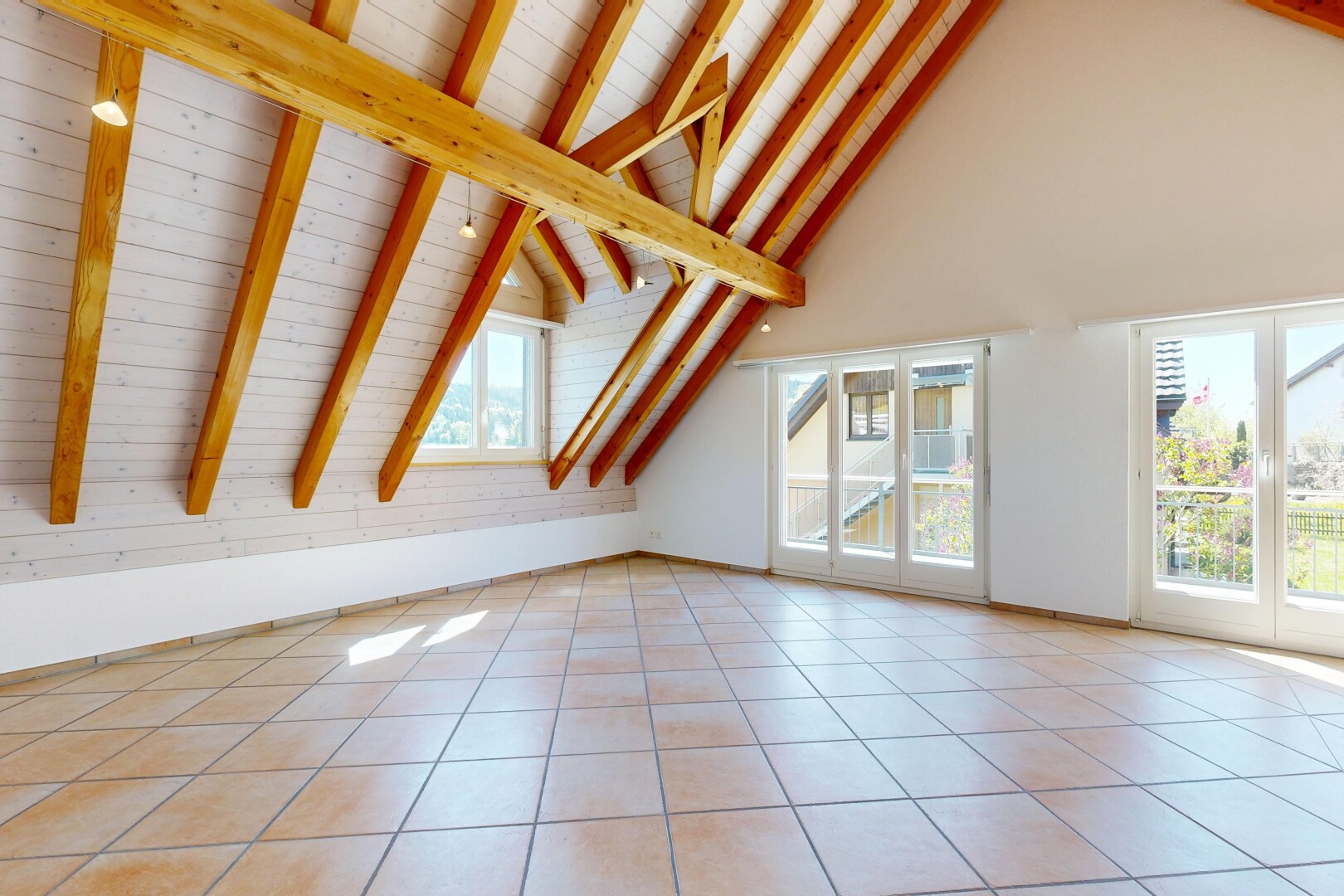 leerer raum mit beamed ceiling, balkendecke, vaulted ceiling, dachschräge, und natural light