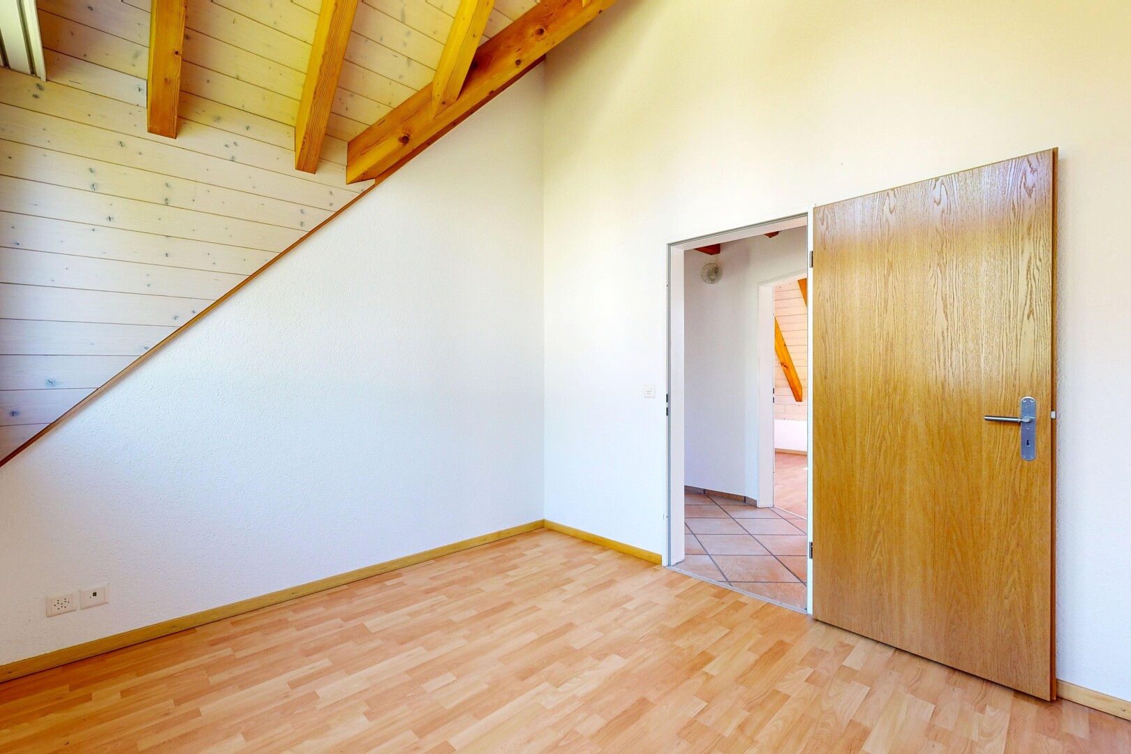 leerer raum mit drywall, gipskartonwand, wood finish floor, holzfußboden, und inside property