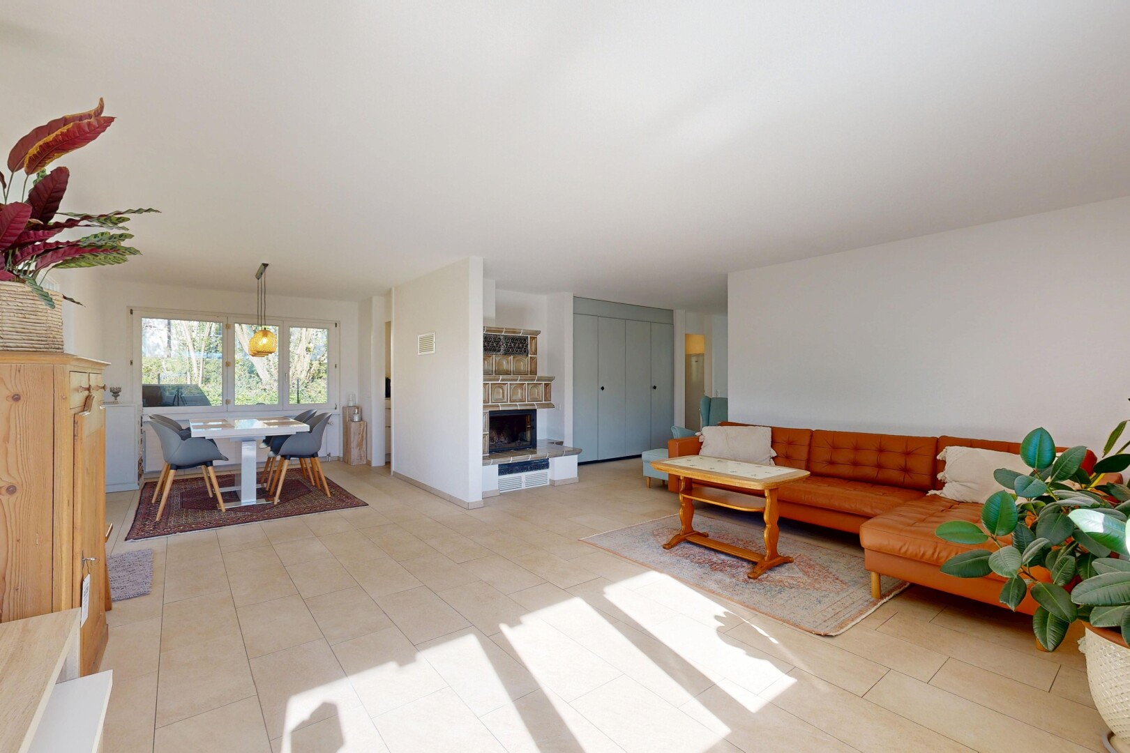 wohn- / esszimmer mit natural light, natürliches licht, inside property, drywall, und gipskartonwand