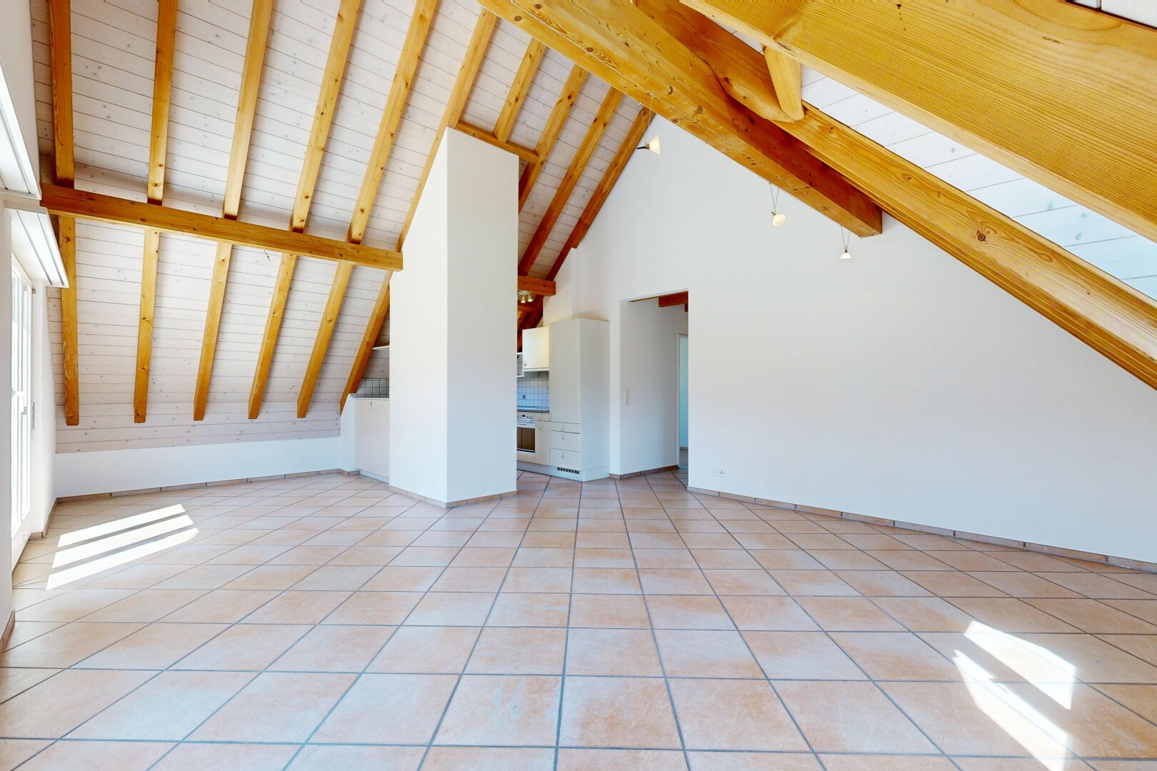 leerer raum mit balkendecke, beamed ceiling, inside property, light floor, und dachschräge