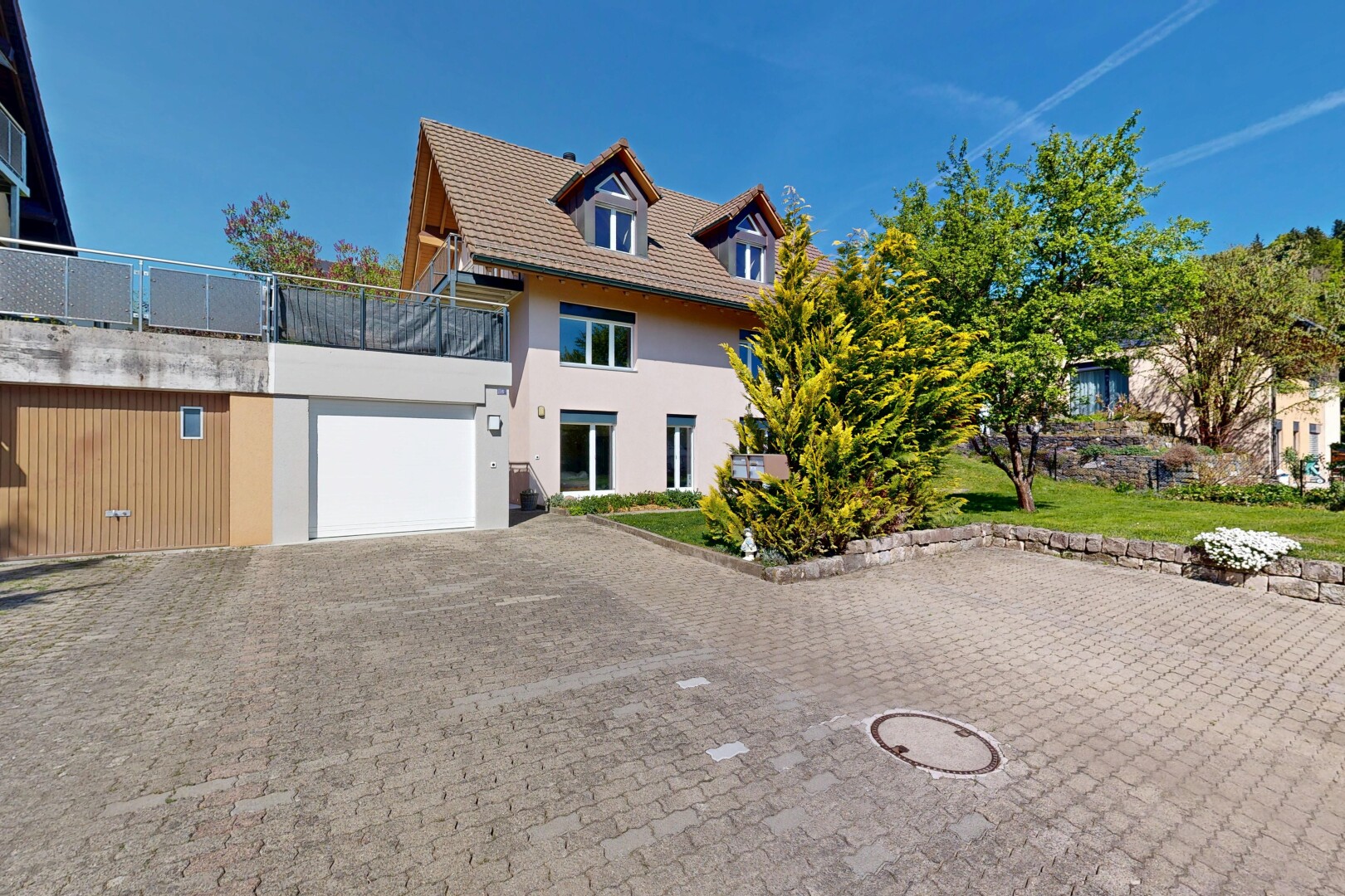 außenansicht mit dachgaube, day time, garage angeschlossen, auffahrt, und stuckverkleidung