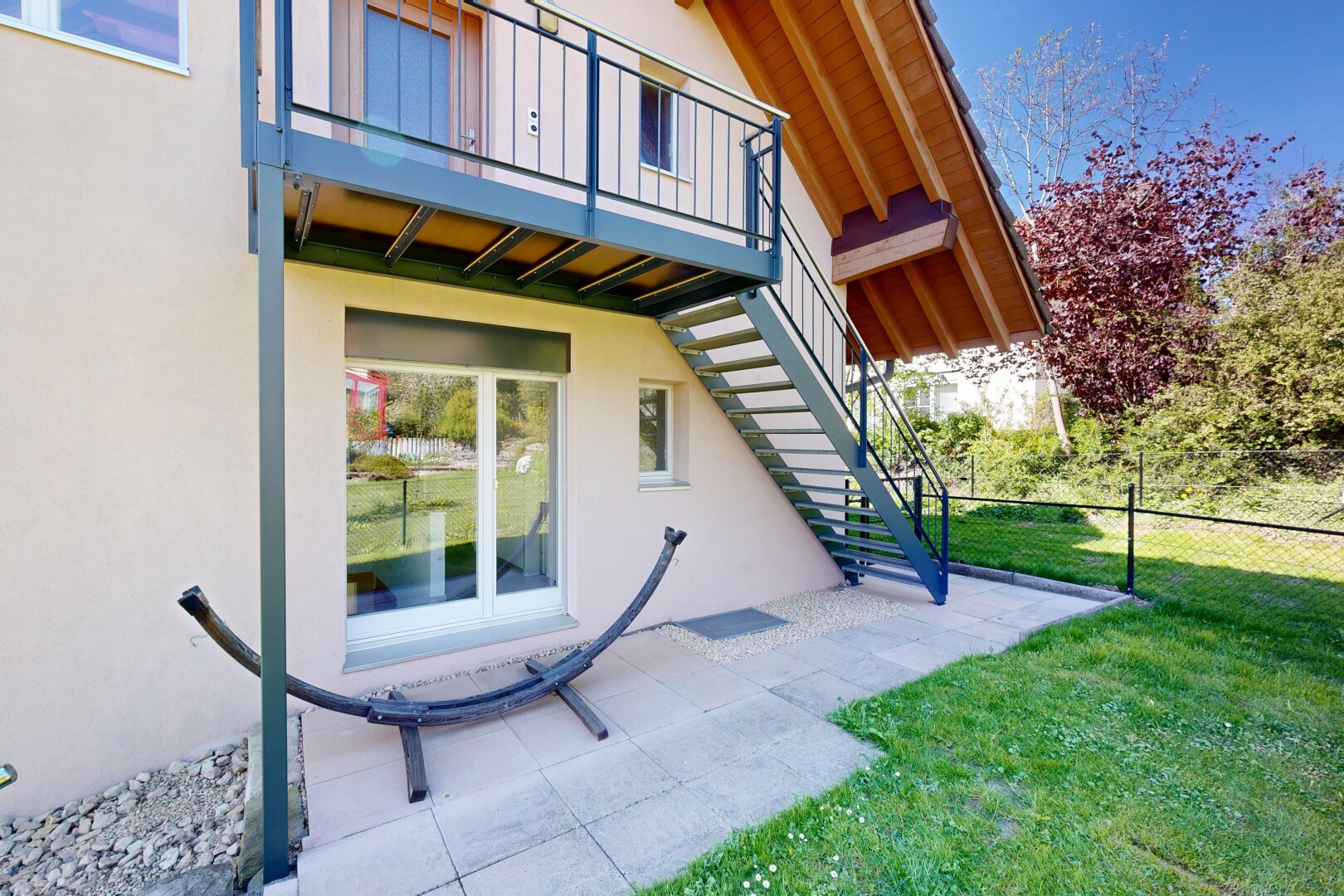 terrasse mit treppen, rasen, zaun, terrasse, und property visible