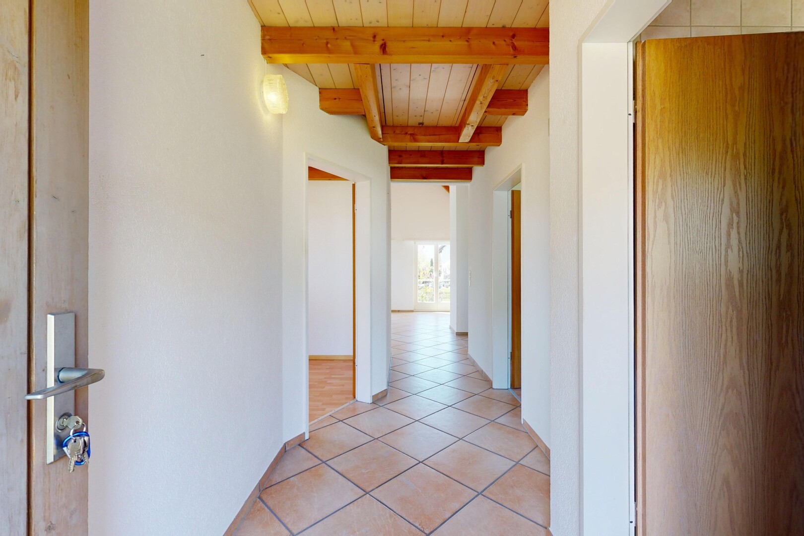halle / korridor mit inside property, beamed ceiling, balkendecke, natural light, und natürliches licht