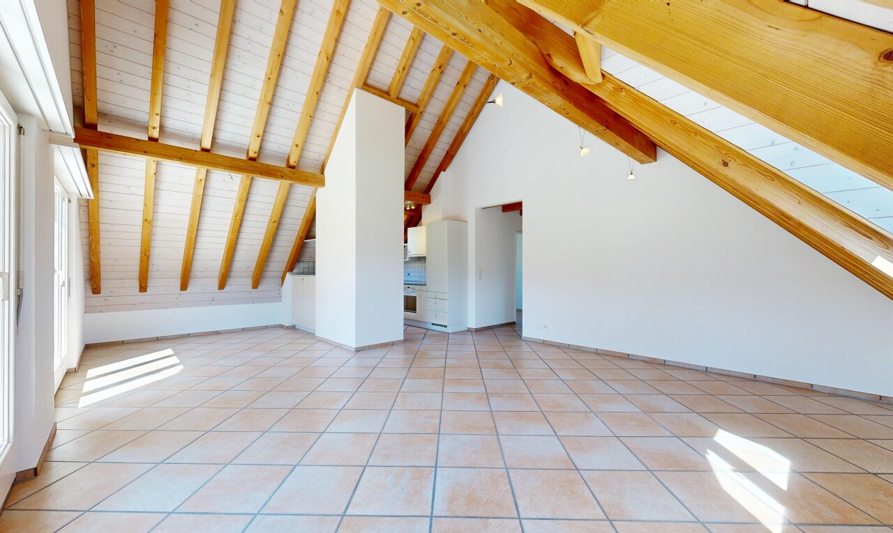 leerer raum mit balkendecke, beamed ceiling, inside property, light floor, und dachschräge