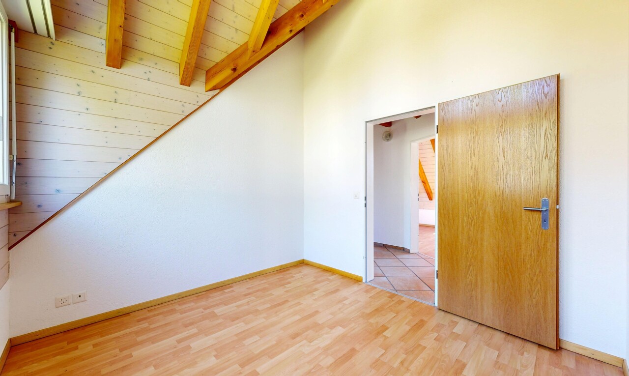 leerer raum mit drywall, gipskartonwand, wood finish floor, holzfußboden, und inside property