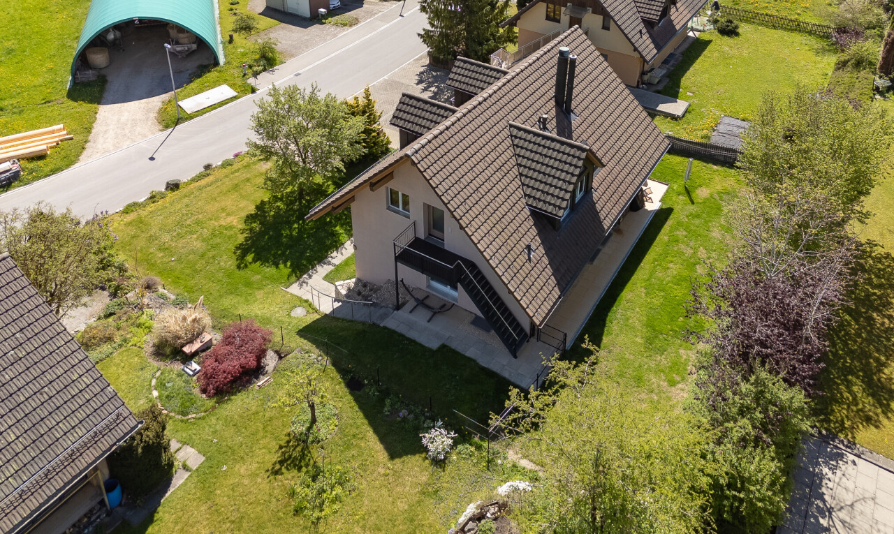 außenansicht mit property visible, rasen, terrasse, und stuckverkleidung