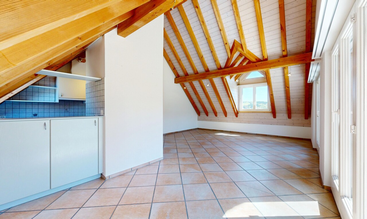 leerer raum mit beamed ceiling, balkendecke, inside property, light floor, und vaulted ceiling