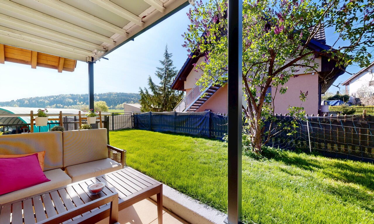 terrasse mit wohnraum im freien, rasen, zaun, day time, und from property