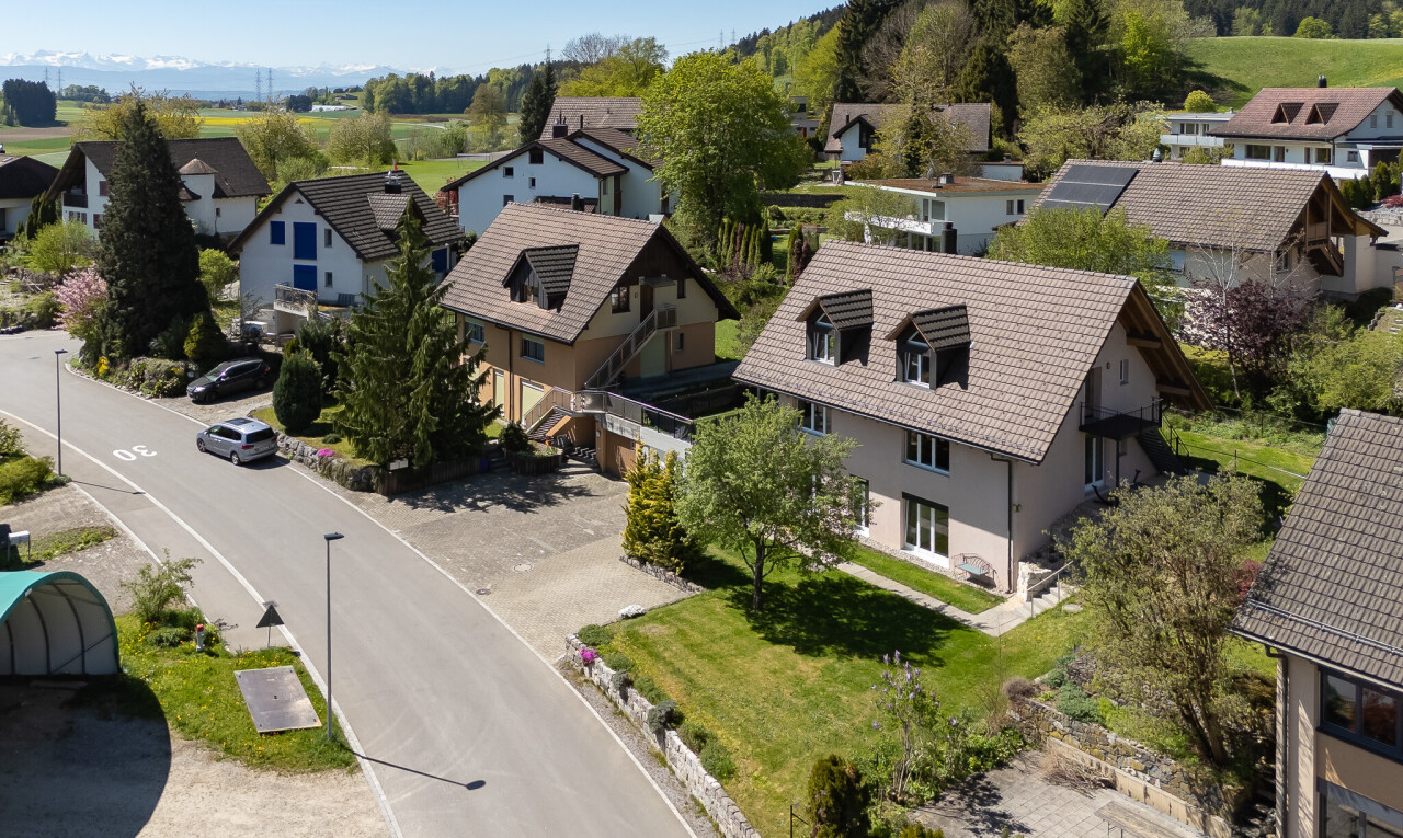 außenansicht mit wohngebietblick, residential view, rasen, dachgaube, und day time