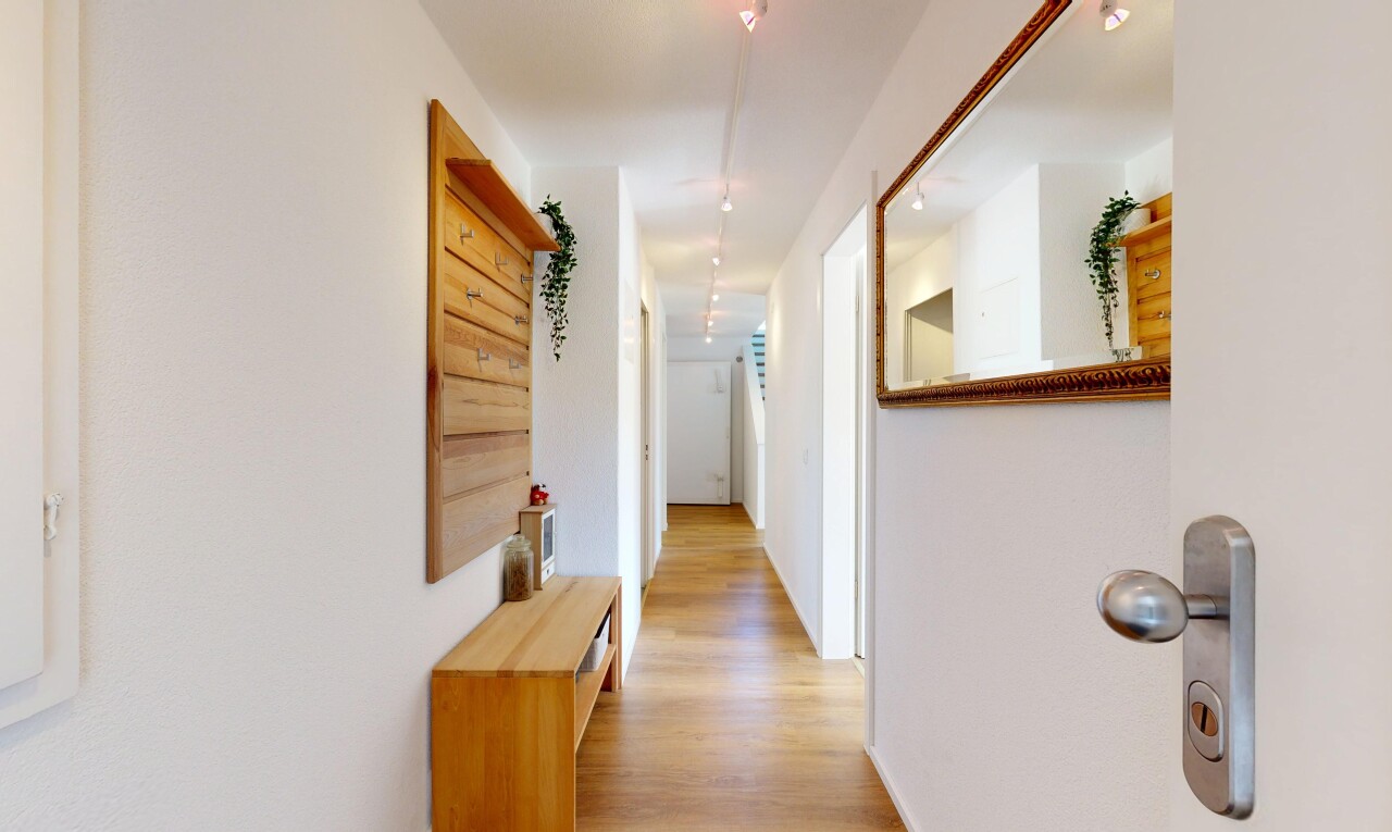 halle / korridor mit inside property, holzfußboden, wood finish floor, gipskartonwand, und drywall